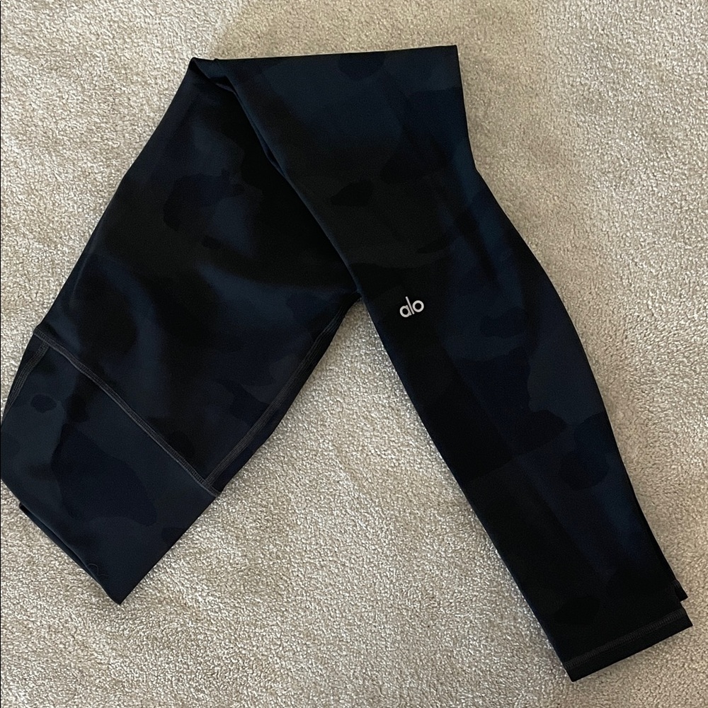 ALO Size M Black Dark Camouflage Leggings. Full length.